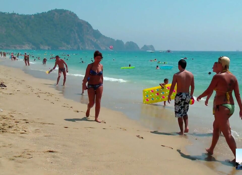 В Турции продолжается сезон, анталийские пляжи заполнены туристами